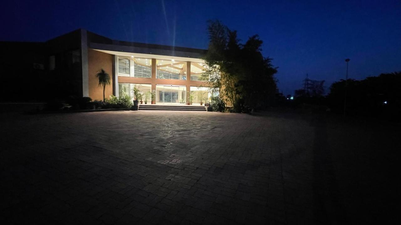 Heaven 7 Hotel & Resort Himatnagar Bagian luar foto