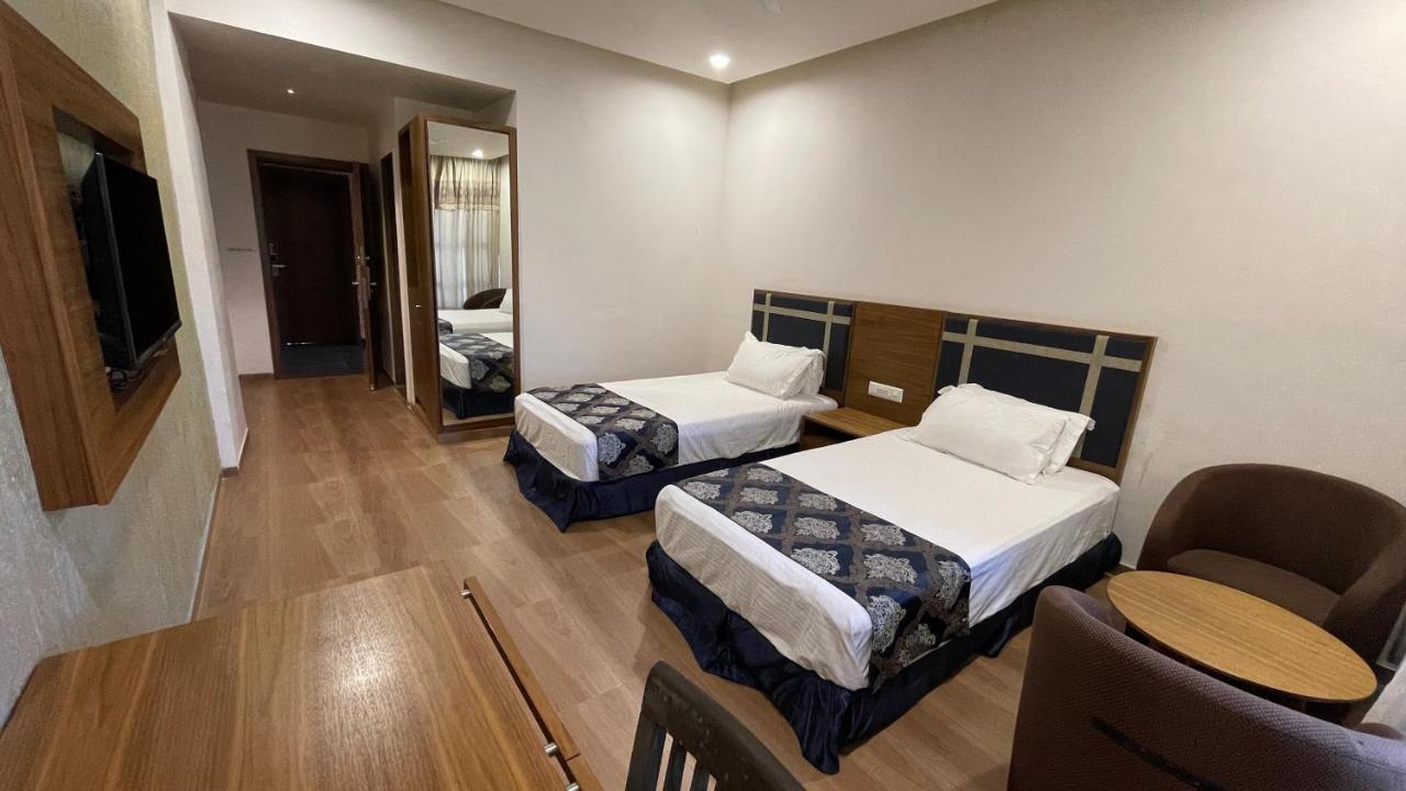 Heaven 7 Hotel & Resort Himatnagar Bagian luar foto