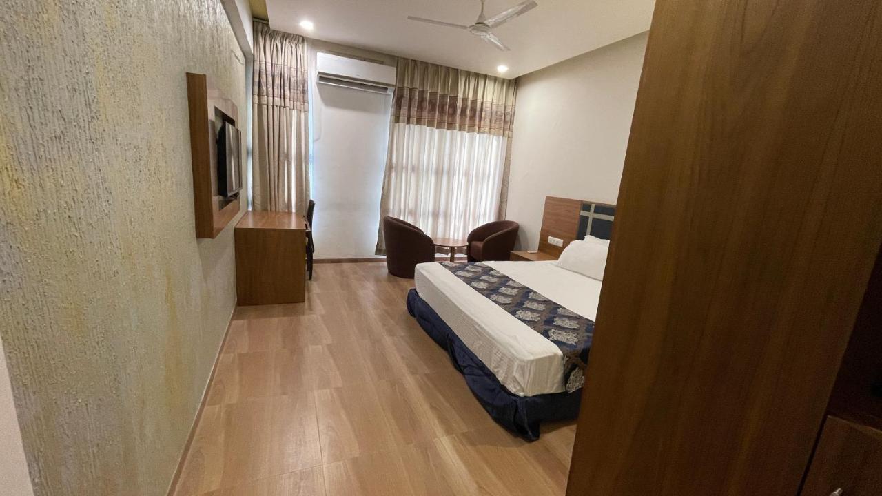 Heaven 7 Hotel & Resort Himatnagar Bagian luar foto