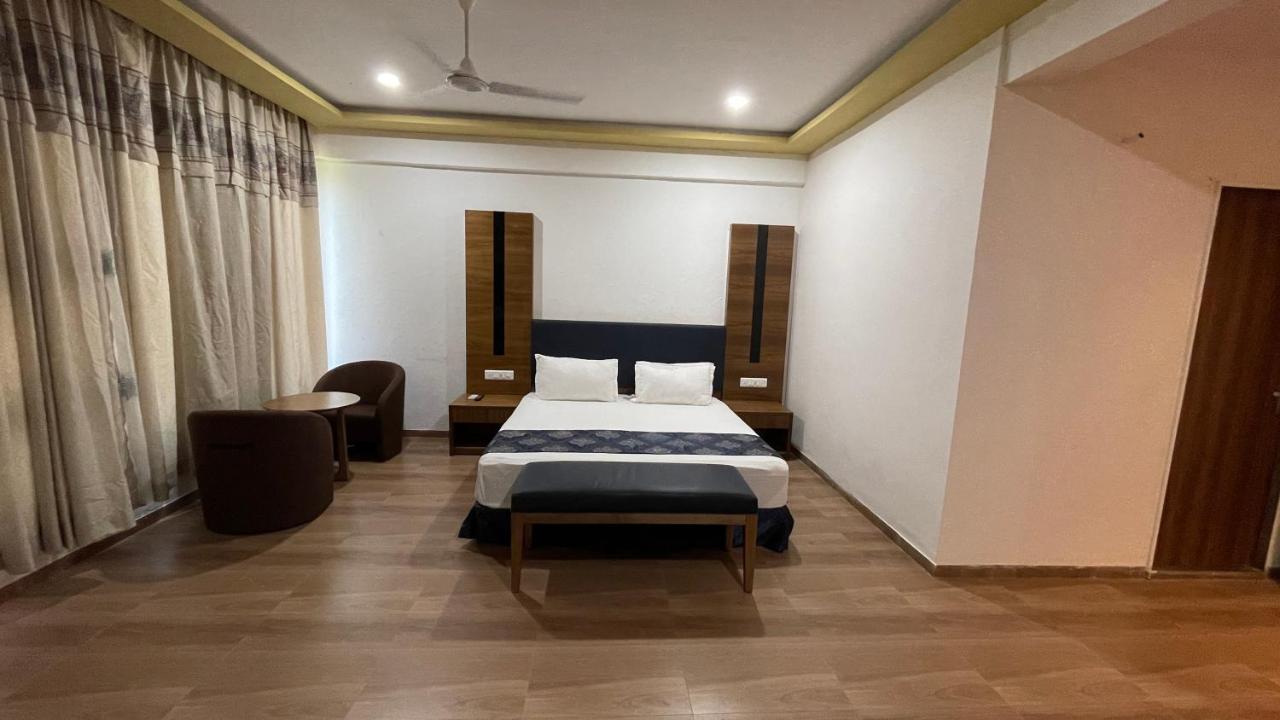 Heaven 7 Hotel & Resort Himatnagar Bagian luar foto