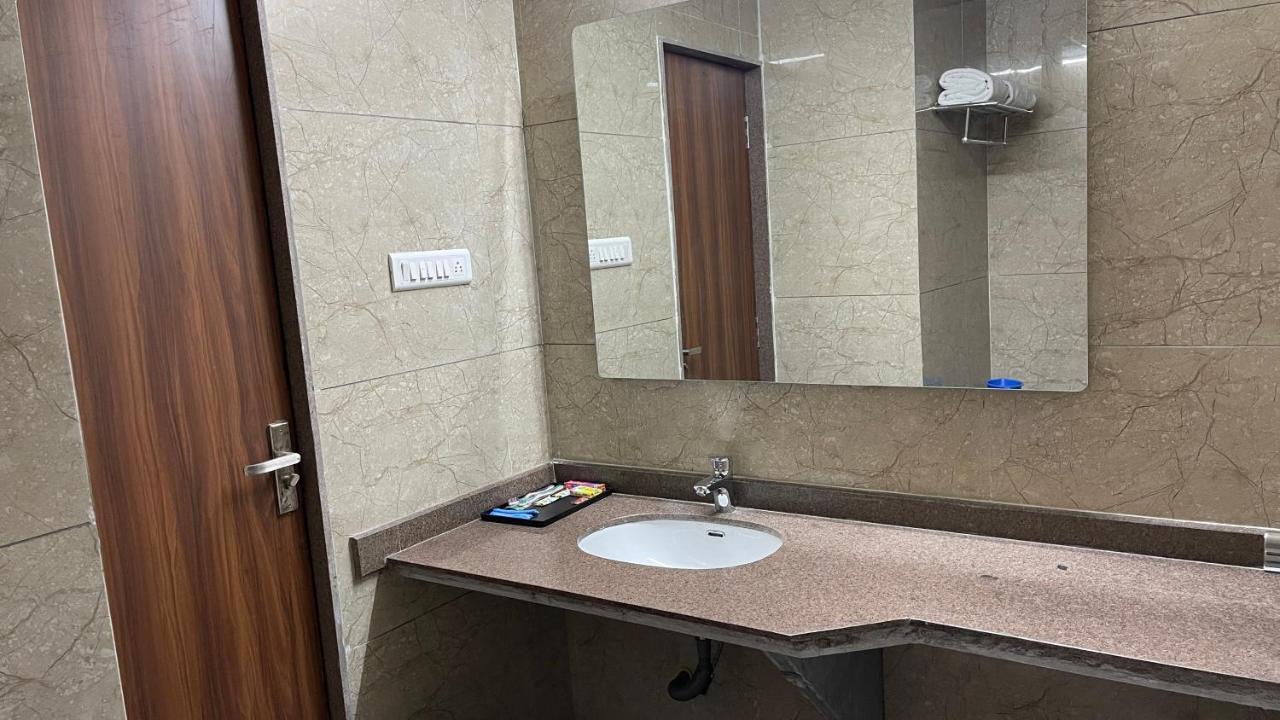 Heaven 7 Hotel & Resort Himatnagar Bagian luar foto