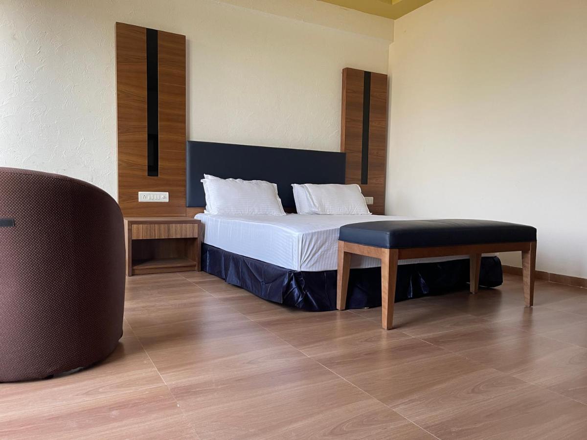 Heaven 7 Hotel & Resort Himatnagar Bagian luar foto