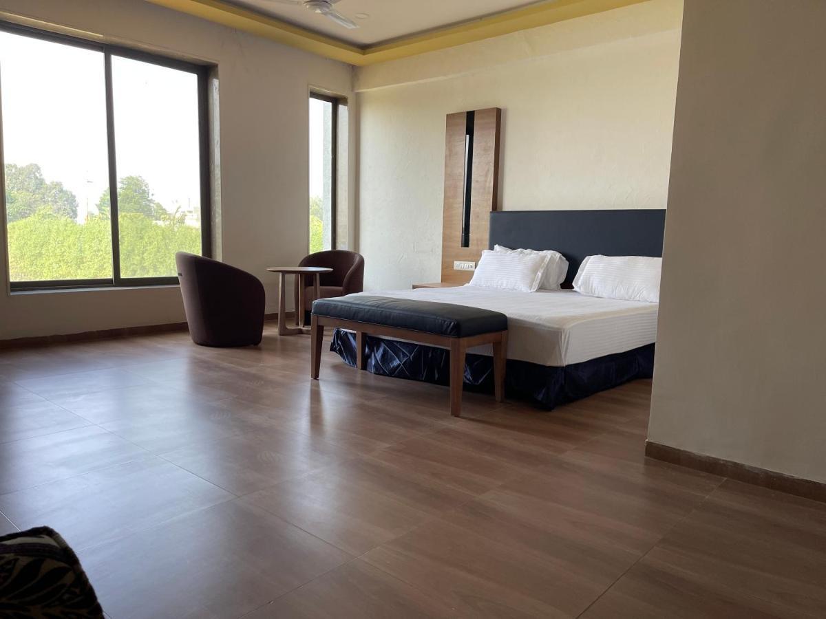 Heaven 7 Hotel & Resort Himatnagar Bagian luar foto