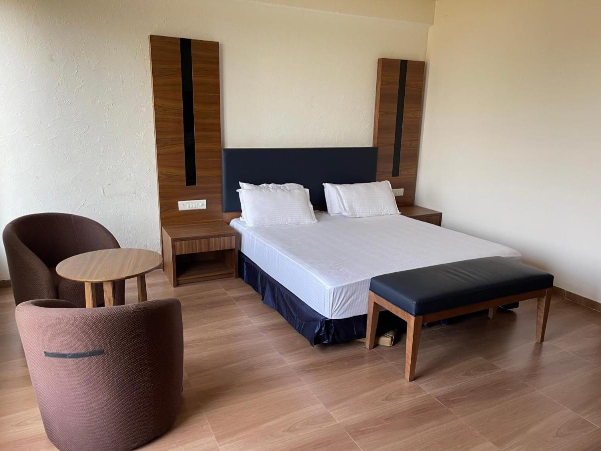 Heaven 7 Hotel & Resort Himatnagar Bagian luar foto