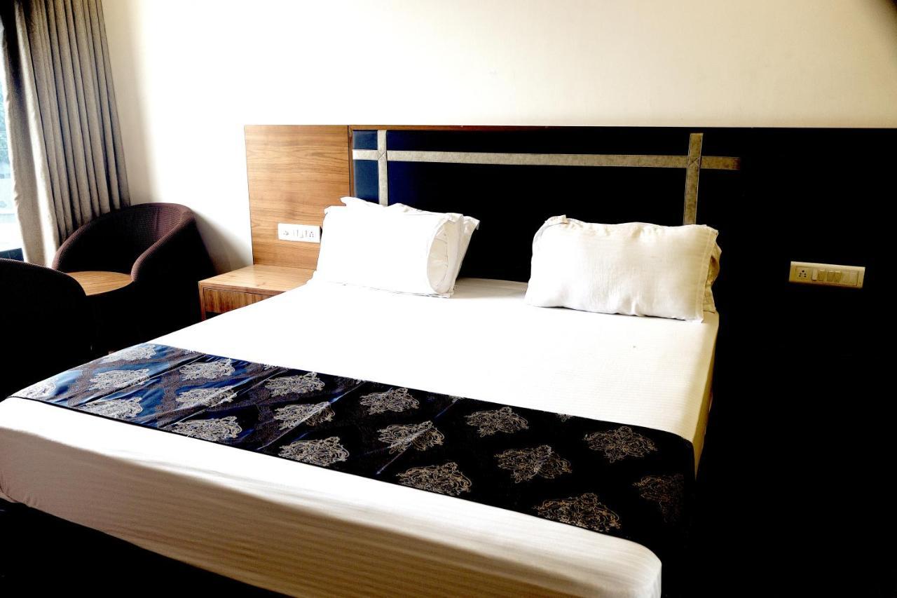 Heaven 7 Hotel & Resort Himatnagar Bagian luar foto